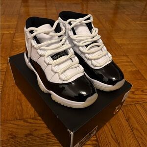 Air Jordan Men’s size 6.5 Retro 11/ Women’s size 8